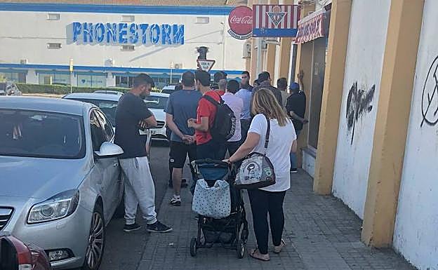 Colas en la sede del Don Benito para comprar entradas. 