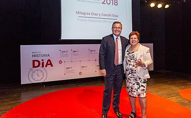 Un momento de la entrega del premio a una de las propietarias del establecimiento de Ávila. 