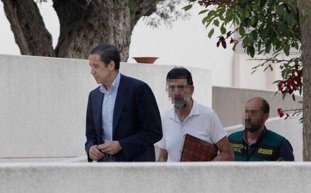 Agentes de la UCO acompañana a Zaplana a su chalé en Benidorm.