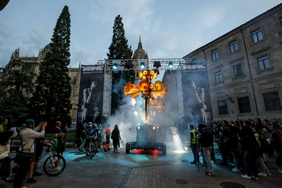 Las sirenas de Mécanique Vivante ponen en marcha el 'Viaje del tiempo' del festival salmantino