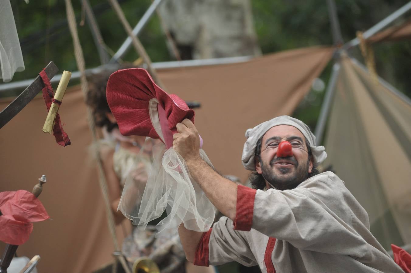 56 compañías desfilarán desde hoy y hasta el próximo domingo con actuaciones que van desde el mero espectáculo de entretenimiento hasta la denuncia de temas tan profundos como la emigración, la lucha de clases...