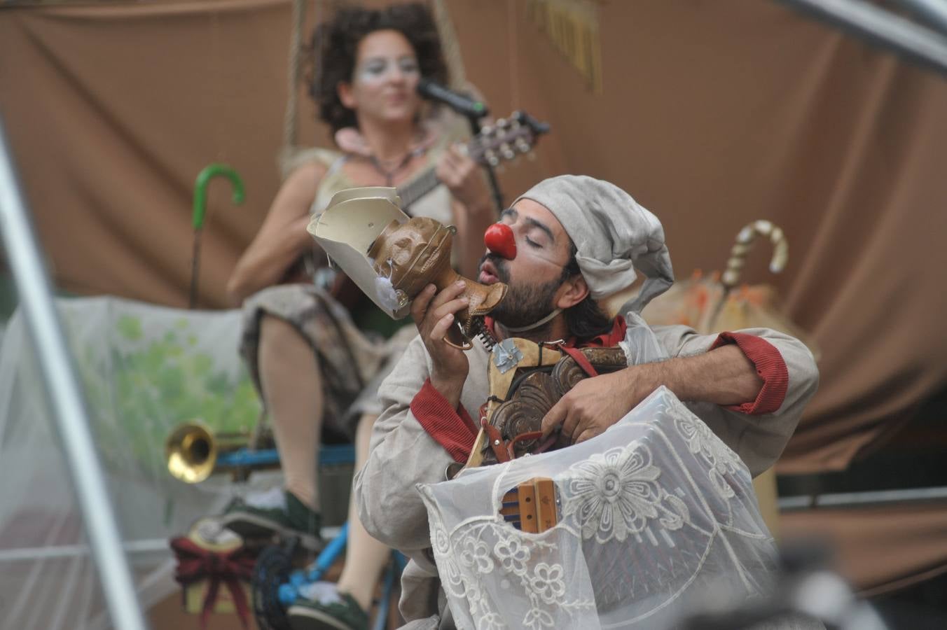 56 compañías desfilarán desde hoy y hasta el próximo domingo con actuaciones que van desde el mero espectáculo de entretenimiento hasta la denuncia de temas tan profundos como la emigración, la lucha de clases...