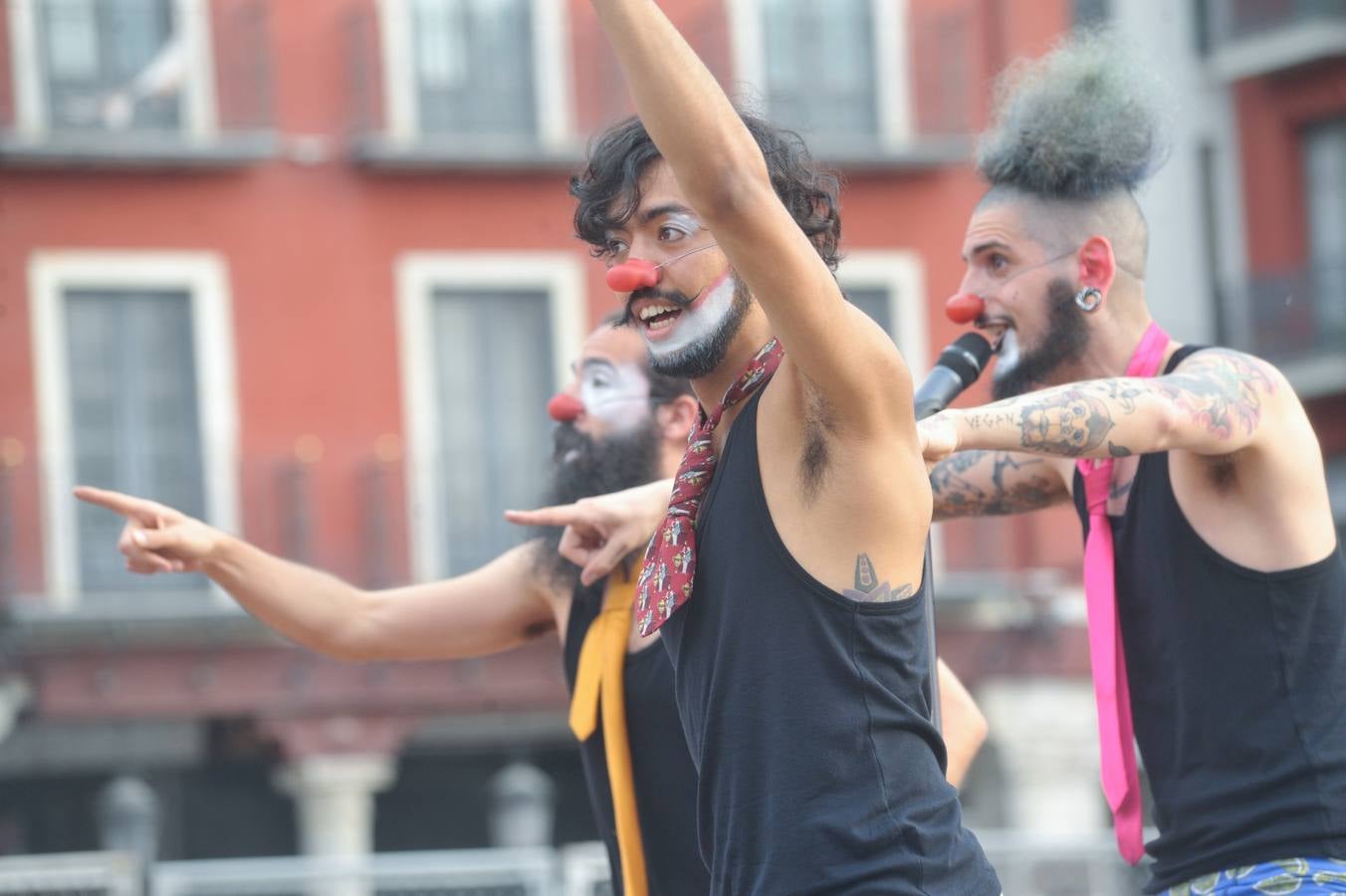 56 compañías desfilarán desde hoy y hasta el próximo domingo con actuaciones que van desde el mero espectáculo de entretenimiento hasta la denuncia de temas tan profundos como la emigración, la lucha de clases...