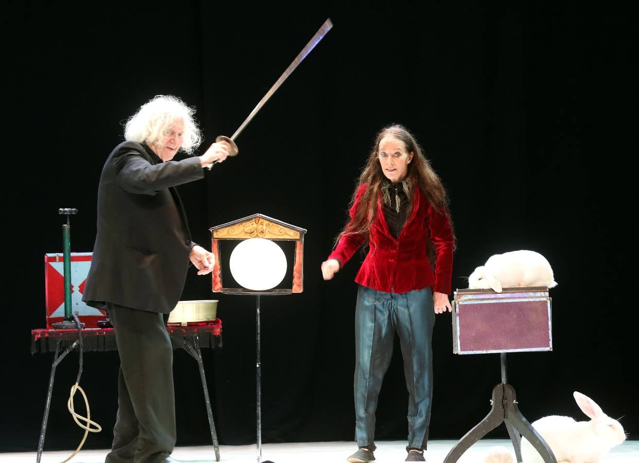 56 compañías desfilarán desde hoy y hasta el próximo domingo con actuaciones que van desde el mero espectáculo de entretenimiento hasta la denuncia de temas tan profundos como la emigración, la lucha de clases...