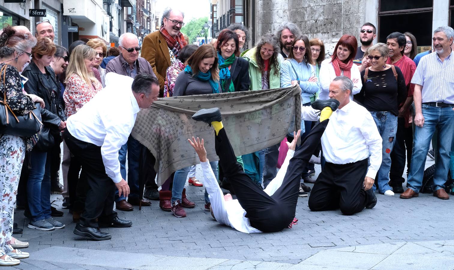 56 compañías desfilarán desde hoy y hasta el próximo domingo con actuaciones que van desde el mero espectáculo de entretenimiento hasta la denuncia de temas tan profundos como la emigración, la lucha de clases...
