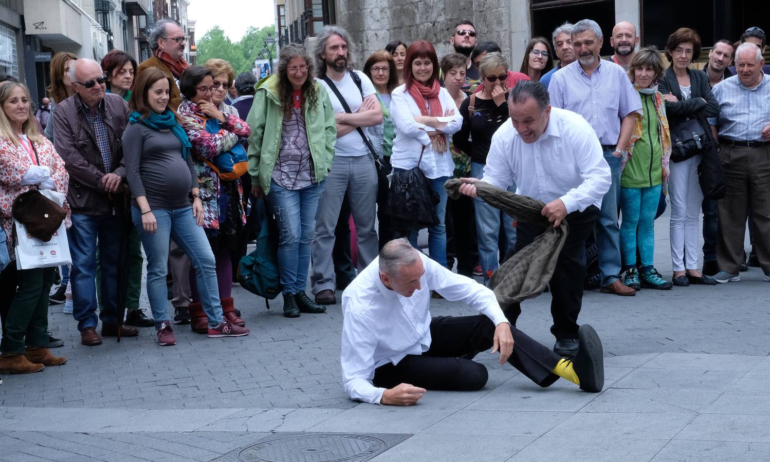 56 compañías desfilarán desde hoy y hasta el próximo domingo con actuaciones que van desde el mero espectáculo de entretenimiento hasta la denuncia de temas tan profundos como la emigración, la lucha de clases...