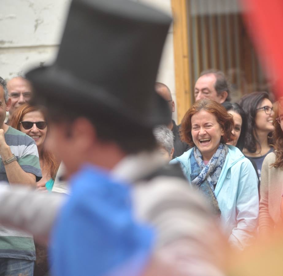 56 compañías desfilarán desde hoy y hasta el próximo domingo con actuaciones que van desde el mero espectáculo de entretenimiento hasta la denuncia de temas tan profundos como la emigración, la lucha de clases...