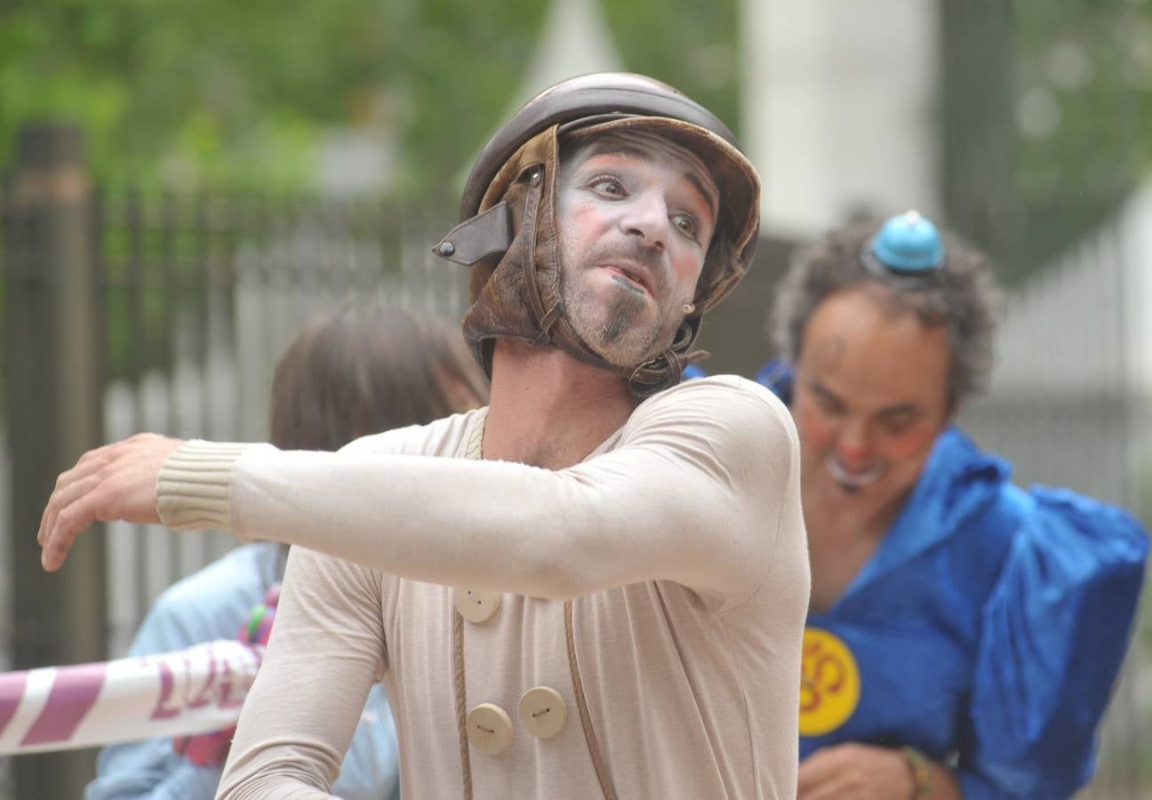 56 compañías desfilarán desde hoy y hasta el próximo domingo con actuaciones que van desde el mero espectáculo de entretenimiento hasta la denuncia de temas tan profundos como la emigración, la lucha de clases...