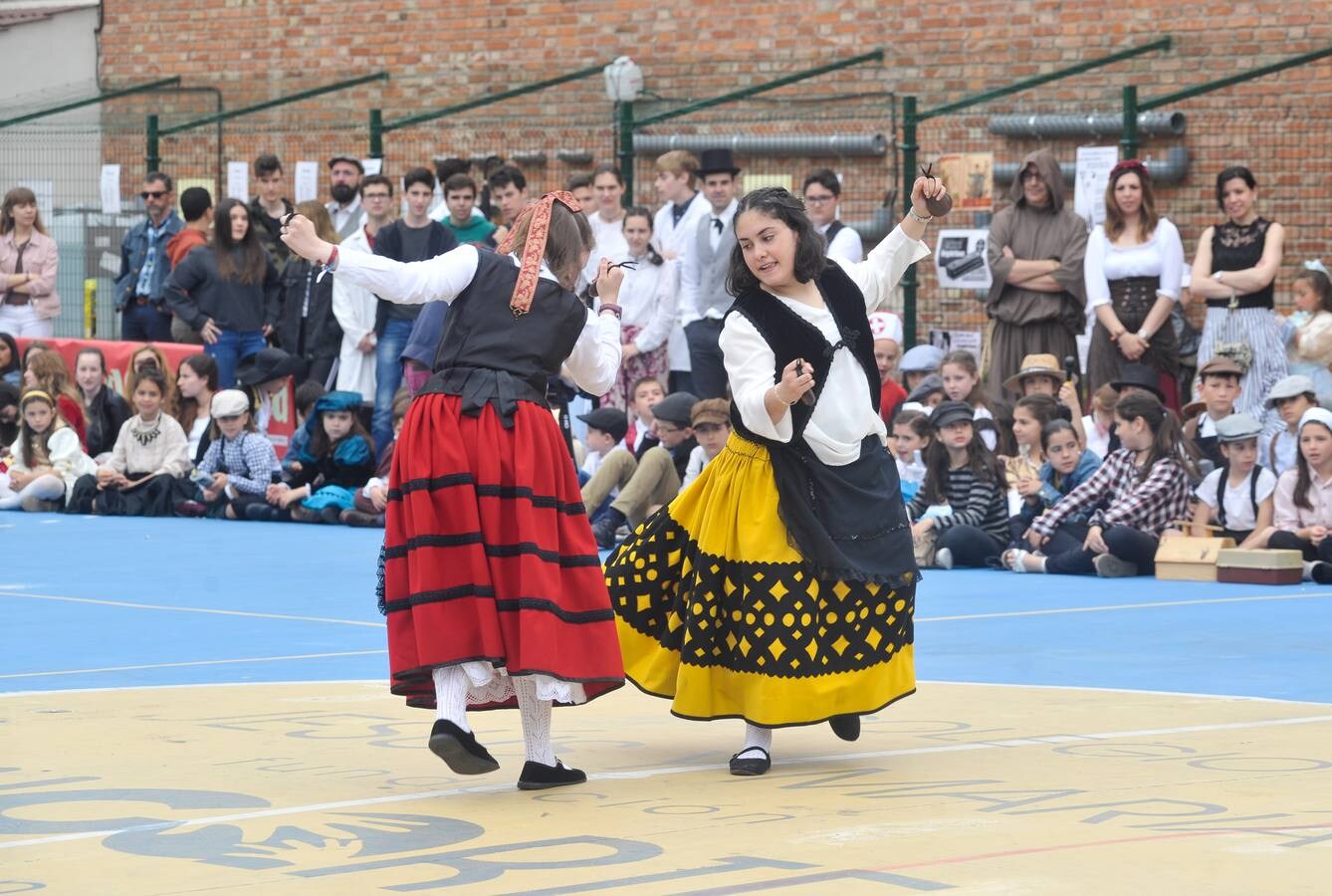 Con motivo del 150 aniversario del centro los alumnos han disfrutado hoy de la jornada 'Un día por el Valladolid del siglo XIX: ferias, gremios artesanales y espectáculos'