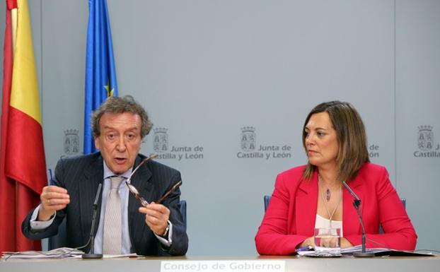 La consejera de Agricultura y portavoz de la Junta, Milagros Marcos, y el consejero de la Presidencia, José Antonio de Santiago, durante la rueda de prensa posterior al Consejo de Gobierno de Castilla y León. 