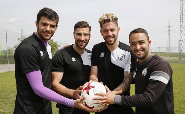 Carlos de la Nava, Isaac Manjón, Diego Abad y Cristo posan para El Norte tras el entrenamiento.