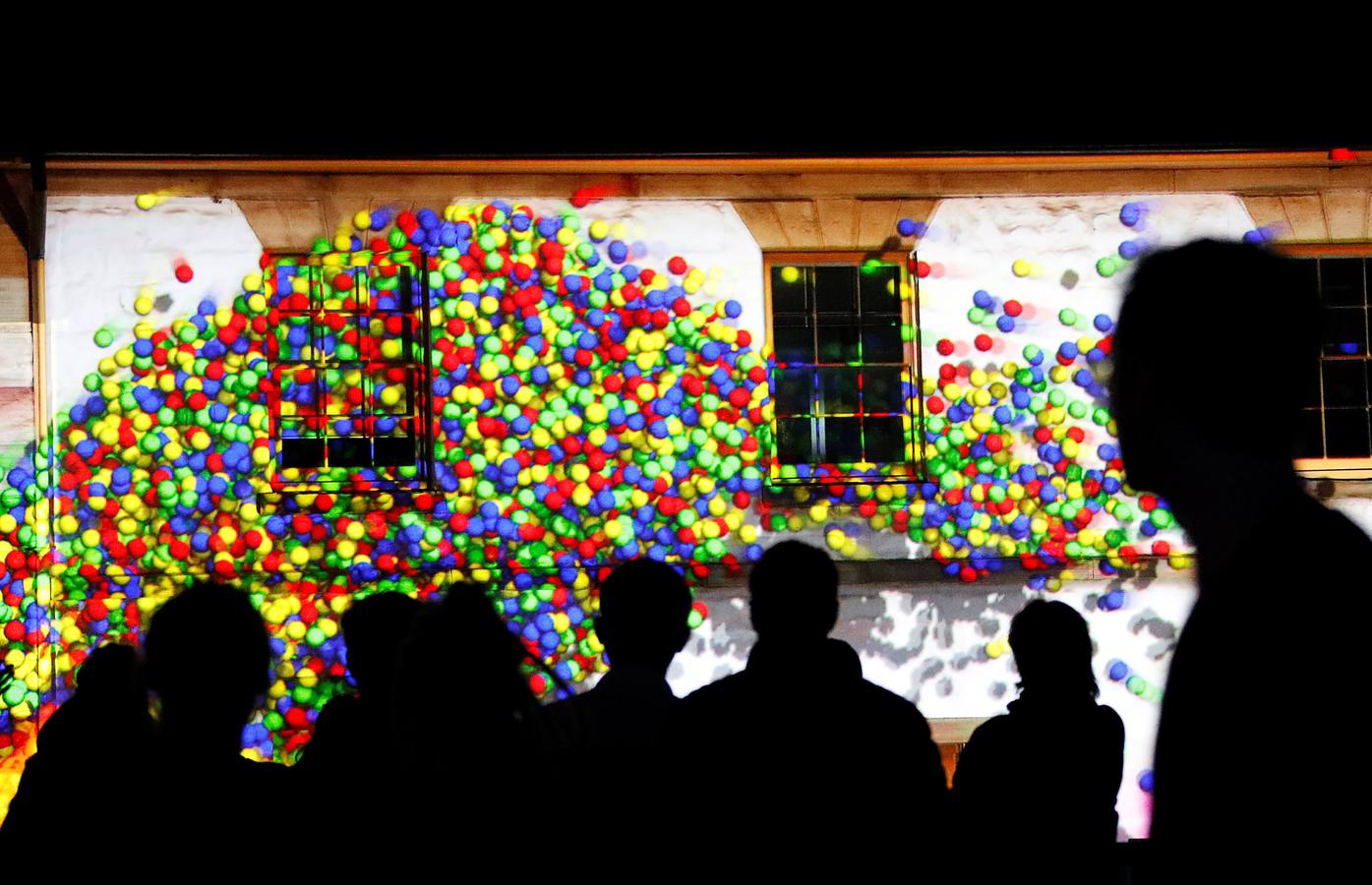 Esculturas digitales en movimiento inspiradas en la naturaleza australiana decoran la Casa de la Ópera de Sídney, en la inauguración del décimo Festival Vivid de luces, música e ideas