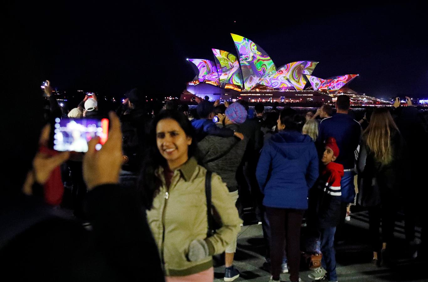 Esculturas digitales en movimiento inspiradas en la naturaleza australiana decoran la Casa de la Ópera de Sídney, en la inauguración del décimo Festival Vivid de luces, música e ideas