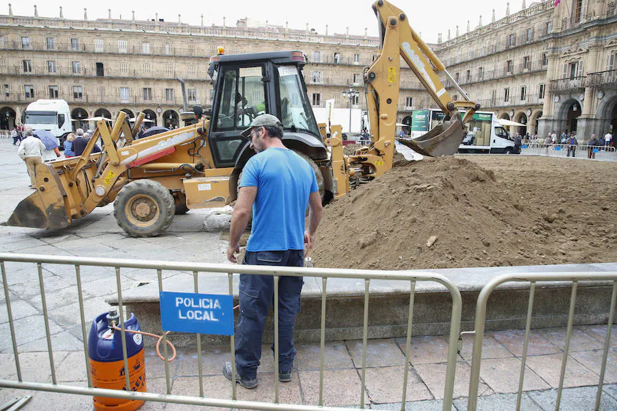 Los trabajos para devolver a la plaza la estética de los años 30 para rodar parte de la nueva película de Alejandro Amenábar, sorprenden a la ciudad