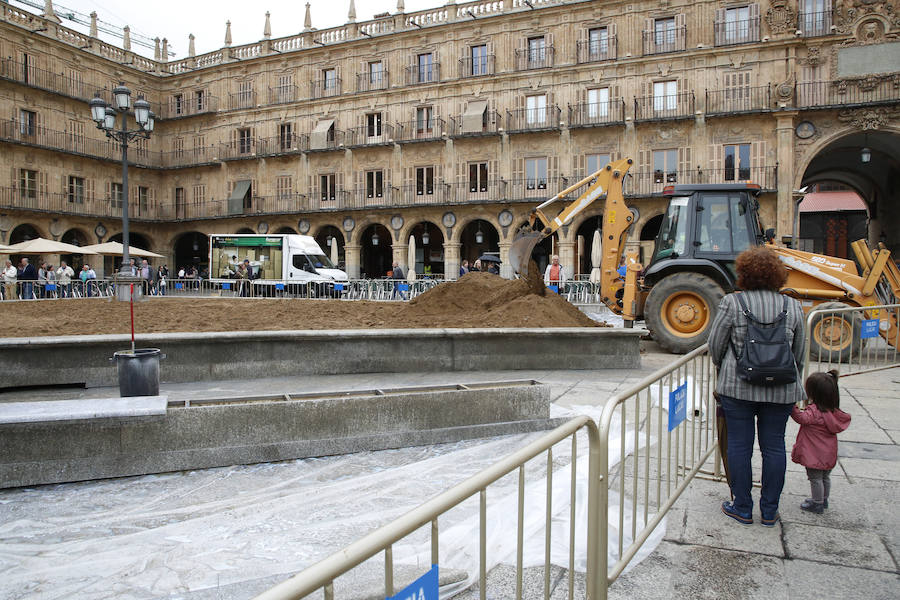 Los trabajos para devolver a la plaza la estética de los años 30 para rodar parte de la nueva película de Alejandro Amenábar, sorprenden a la ciudad