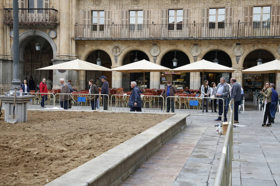 Los trabajos para devolver a la plaza la estética de los años 30 para rodar parte de la nueva película de Alejandro Amenábar, sorprenden a la ciudad