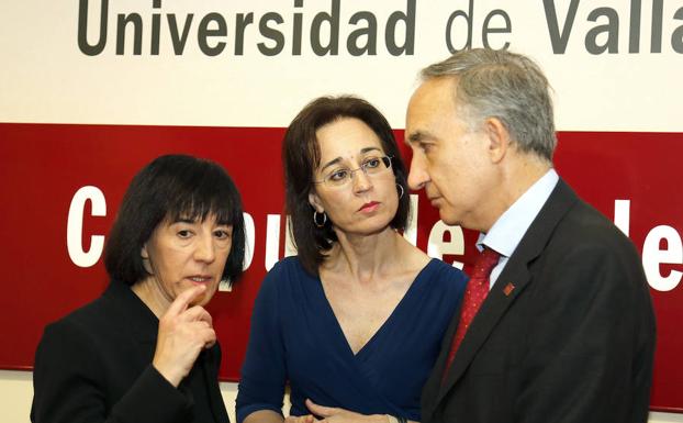 El rector conversa con la vicerrectora, en el centro, y con la secretaria general de la UVA. 