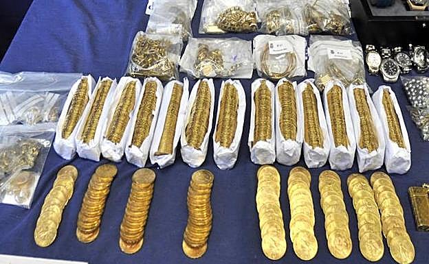 Monedas y joyas intervenidas por la Policía.