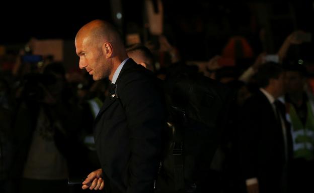 Zinedine Zidane, a su llegada a Kiev. 