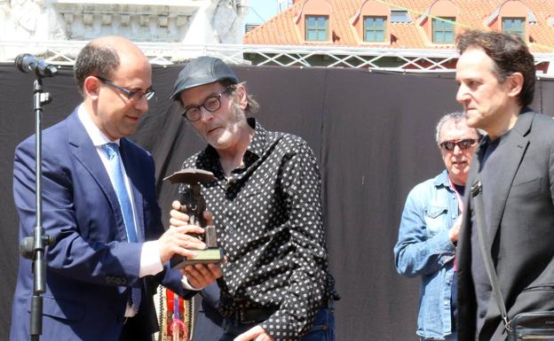 Javier Semprún de Teatro Corsario recoge el premio Estación Norte. 