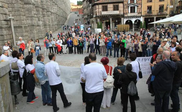 Asistentes a la concentración en defensa de la sanidad pública convocada junto al Acueducto. 