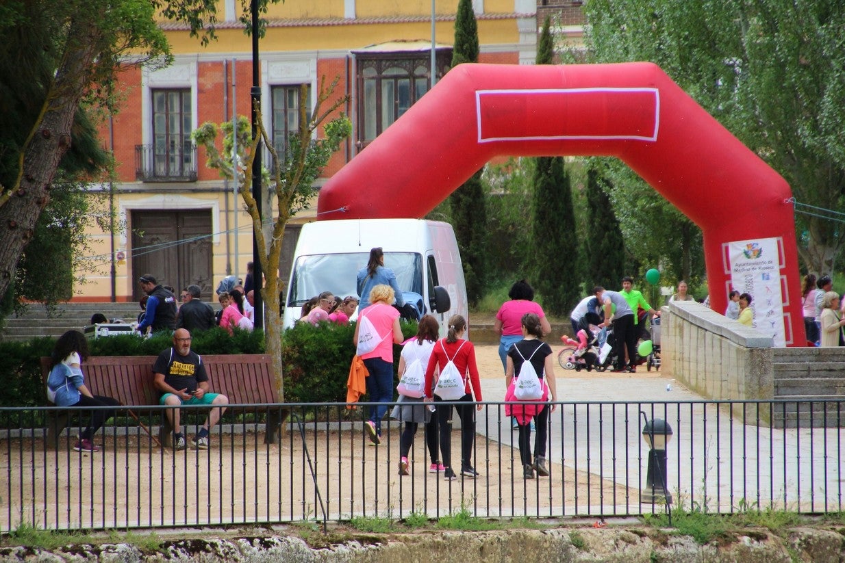 La marcha transcurrió junto al Canal de Castilla, 14 kilómetros de distancia en un recorrido de ida y vuelta por los caminos de sirga, hasta el conocido como puente de Moral