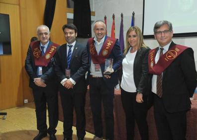 Imagen secundaria 1 - En la imagen de abajo a la izquierda, en el centro el alcalde de Tordesillas, José Antonio González Poncela, y el presidente de la Ruta del Vino Rueda, Juan José Calvo, A la derecha, el alcalde de Matapozuelos, Conrado Íscar, y el cocinero Muguel Ángel de la Cruz. 