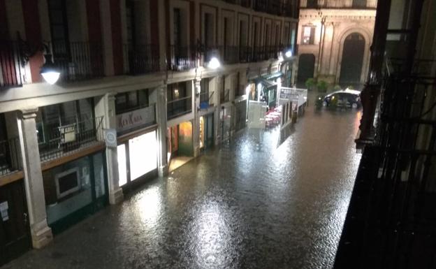 La tromba de agua anega parte de Valladolid y cierra los túneles de Circular y Vadillos