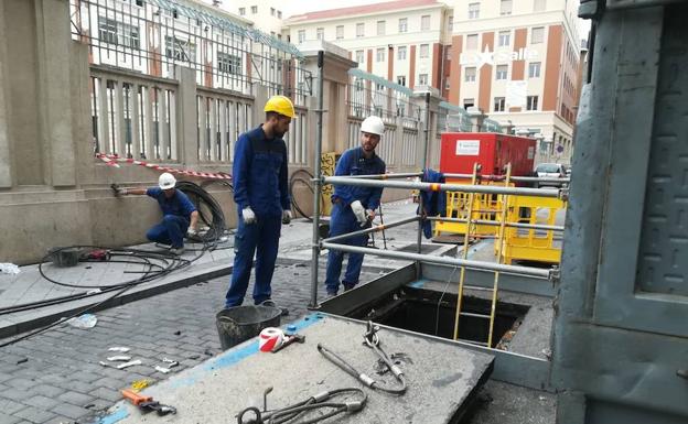 Los operarios arreglan la avería en la calle Simón Aranda. 