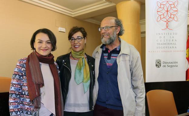 Por la izquierda, Karla Meneses, Beatriz de Andrés y José Emilio Blanco, becados por el Instituto de la Cultura Tradicional. 