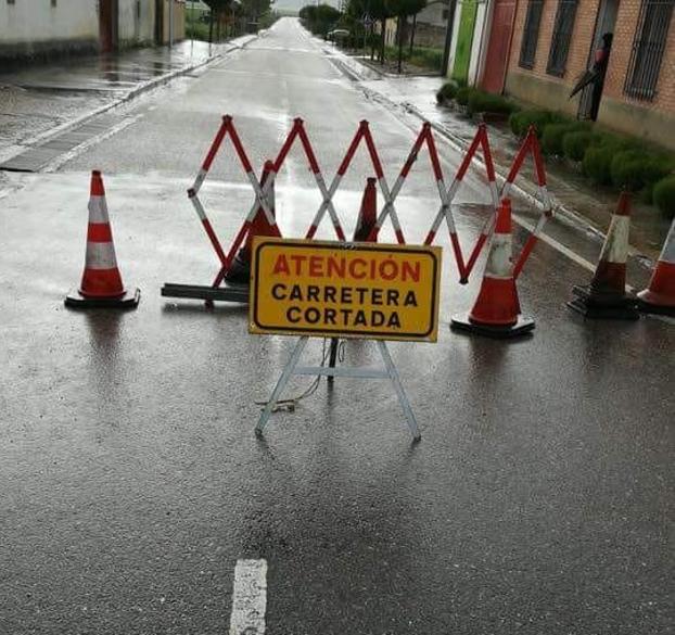 Cortada al tráfico la carretera entre Olivares de Duero y Villabáñez por las lluvias