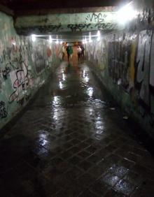 Imagen secundaria 2 - Túnel de Vadillos para vehículos (izquierda) inundado por la tormenta y el paso de peatones. 