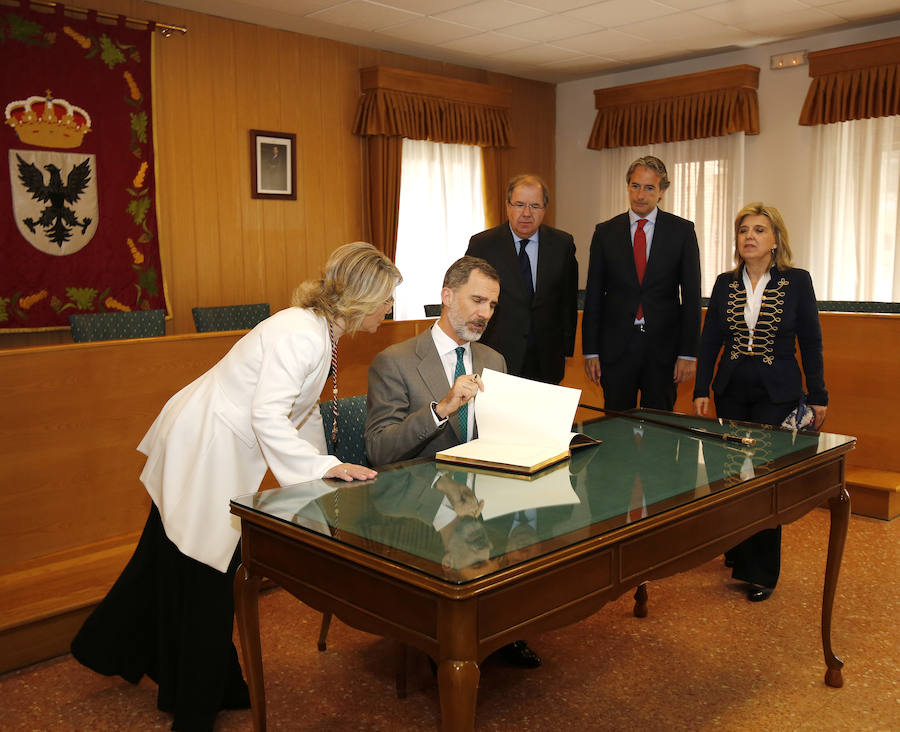 Fotos: El Rey, recibido en Aguilar (2/2)