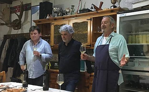 Miguel Ángel Casado Olivares, el productor de cine Junajo Landa y Karlos Arguiñano, en Valladolid. El Norte