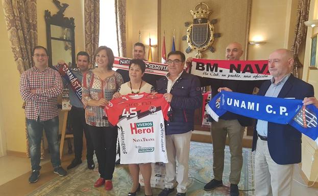 Autoridades e integrantes de los clubes, en el Ayuntamiento.