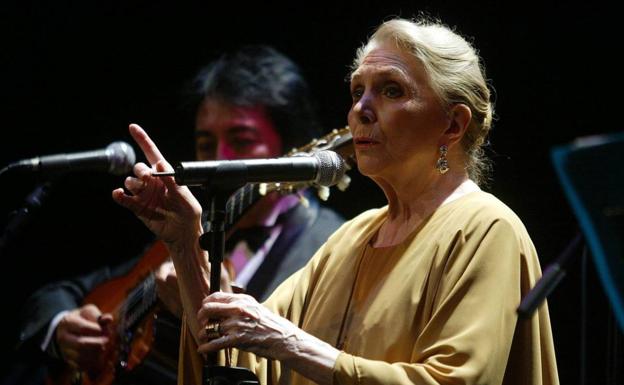 María Dolores Pradera durante su actuación en 'Las Noches de San Benito'. 