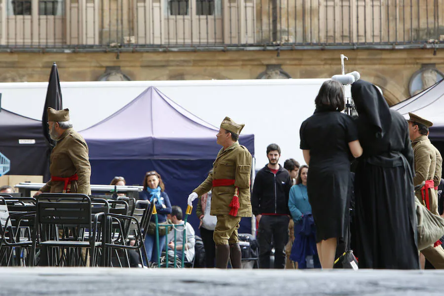 La bandera ondeó esta mañana en la Plaza Mayor durante el rodaje de la película 'Mientras dure la Guerra' que el realizador Alejandro Amenabar esta rodando en la ciudad
