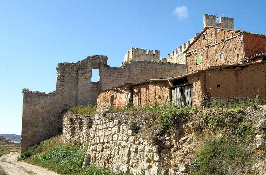 Palacio fortificado de los Zúñiga. Mandado construir por don Diego López de Zúñiga, fundador de la Casa de Zúñiga, nombrado en 1386 Justicia Mayor de Castilla por Juan I, cargo que siguió desempeñando durante el reinado de Enrique III. El palacio se acabó de construir en 1410. Ha sido expoliado de todo aquello que pudiera tener valor económico, como yeserías y artesonados. 