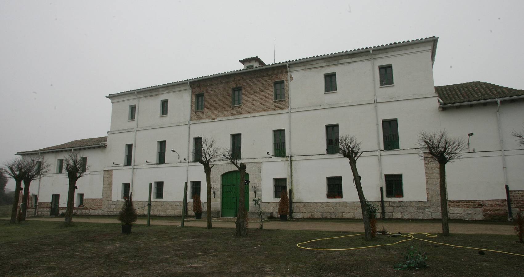 Colegio de los Escoceses, en Boecillo. Gran edificio construido en 1798 para esparcimiento de los alumnos y que sirviera de sede en la época estival. El primer Colegio Escocés se fundó en Madrid en el año 1627. En 1771, Valladolid recibe a la primera promoción de escoceses que se instala en el Colegio de San Ambrosio. Así nace el Real Colegio Escocés de Valladolid. Se encuentra en estado de abandono con parte del tejado hundida, las paredes pintadas, rotas las ventanas y puertas, las contraventanas arrancadas, desprendimientos en la fachada, vandalizado…