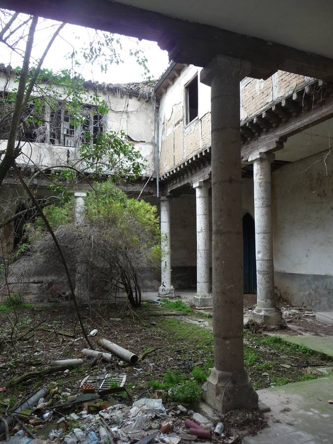 Hospital Mater Dei de Tordesillas. Fue un hospital social para la atención de enfermos y pobres, fundado en 1467 por la infanta doña Beatriz hija del rey Dionís de Portugal. Estaba destinado prestar ayuda a personas cuyas enfermedades fueran curables. Los pacientes debían haber recibido los sacramentos para poder ser admitidos por la institución y, a diferencia de otros hospitales de la época, los enfermos no tenían un tope de días para pasar en el centro.