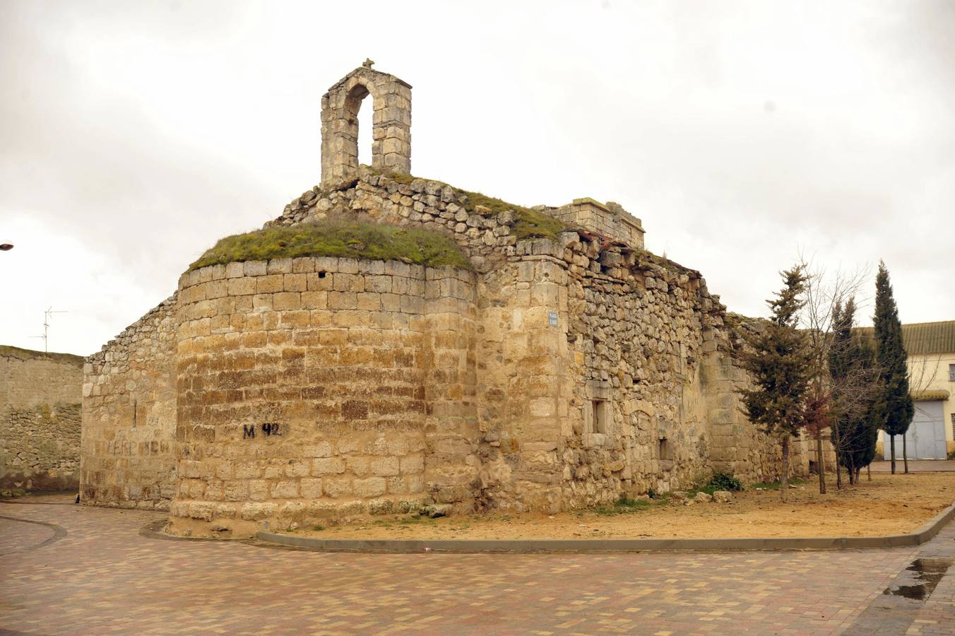 Iglesia de San Salvador de Peñaflor de Hornija. Construida en los siglos XII-XIII y reformada en los siglos XV-XVI. Cumplió su función parroquial hasta 1921, año en que fue cerrada y comenzó su desmantelamiento. La techumbre hundida desde hace varios decenios.