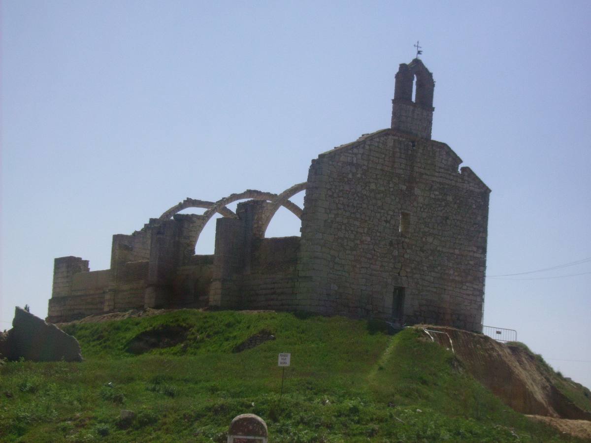 Ermita de Nuestra Señora de Canteces en Vega de Valdetronco. Durante un tiempo se utilizó como cementerio, como demuestra el hecho de que aún existan algunas sepulturas en su interior. En la ermita estuvo la talla de Nuestra Señora de Canteces, de mucho valor, que fue vendida por un cura, ignorándose desde entonces su paradero.