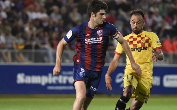 Gonzalo Melero, del Huesca (izquierda), con Matilla, del Nàstic, en el partido entre los dos equipos disputado la pasada jornada.