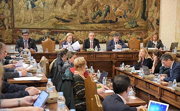 Un momento del consejo de gobierno celebrado ayer en la Universidad. 