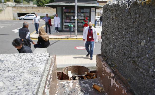 Colillas dejadas por fumadores en la misma puerta del Hospital. 