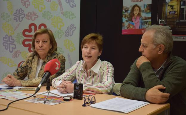 Goria Pérez, Gloria Alonso y Jesús Díez, en el albergue. 