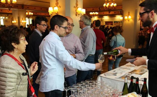 Degustación tras el acto de inauguración. 