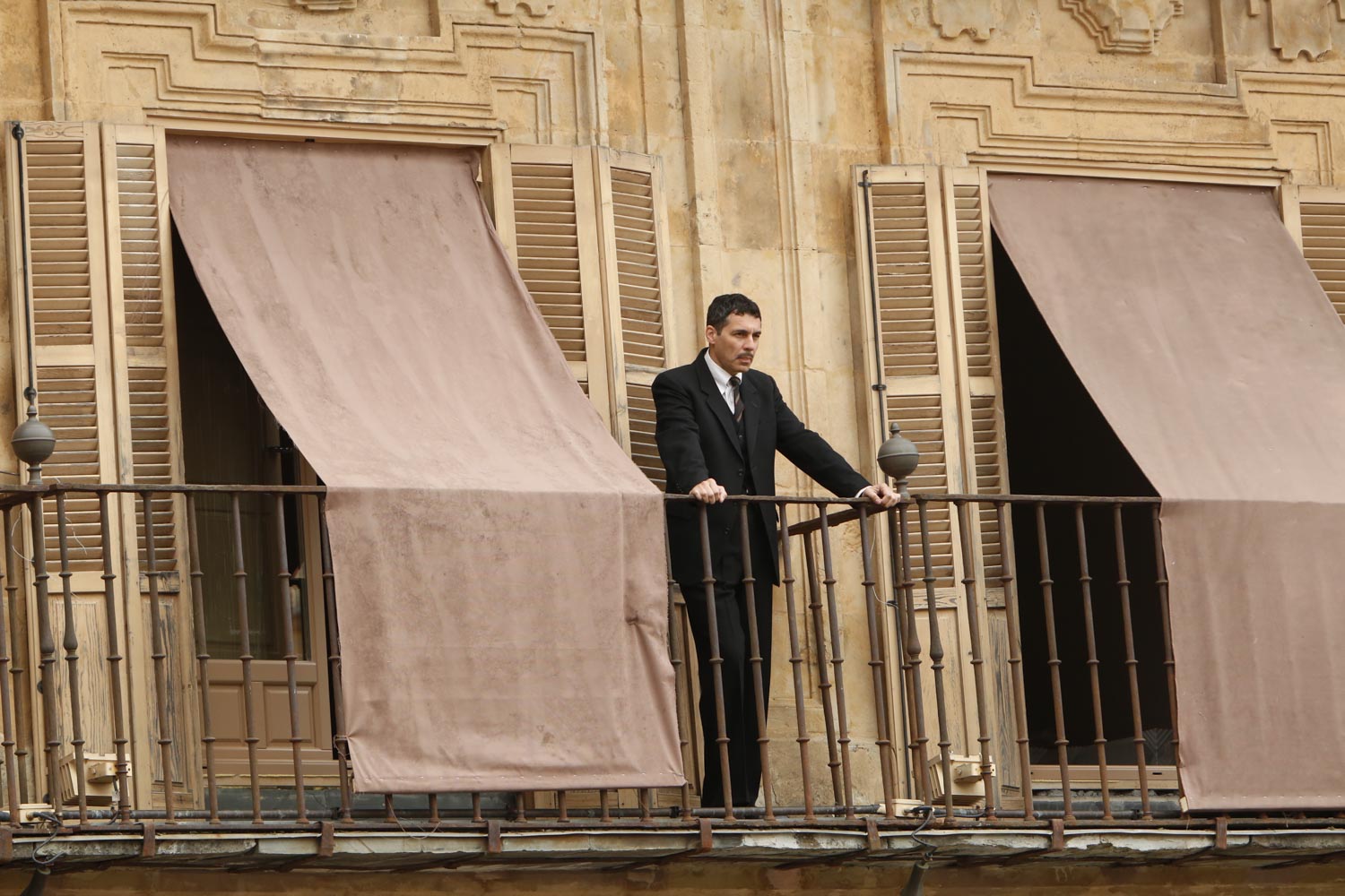 Fotos: Las tropas nacionales toman la Plaza Mayor de Salamanca durante elrodaje de Amenábar