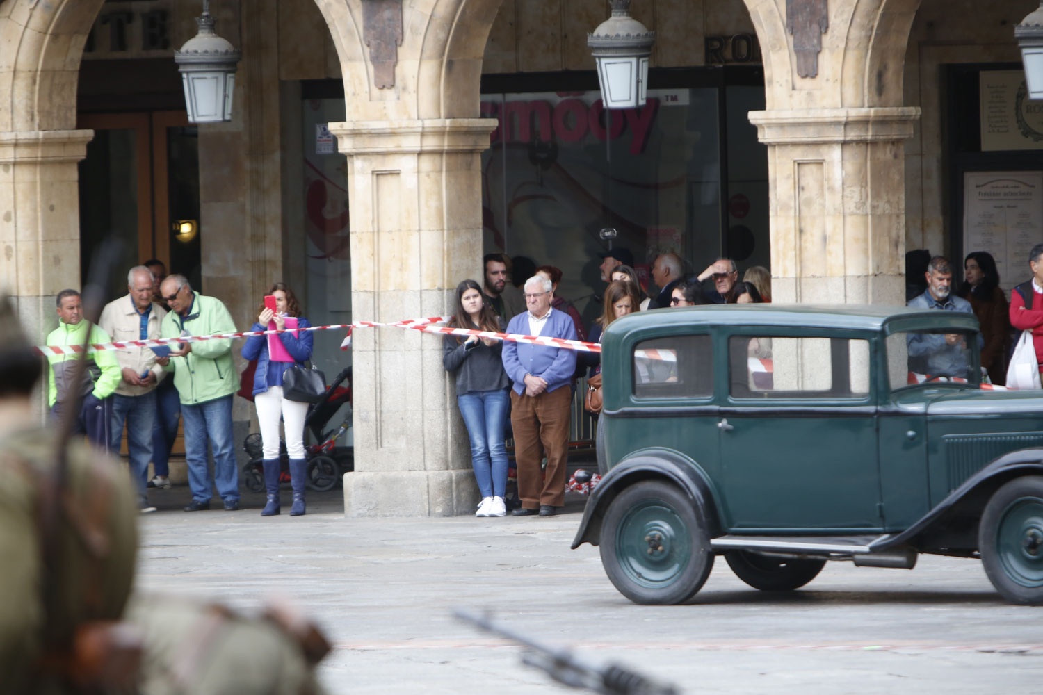 Fotos: Las tropas nacionales toman la Plaza Mayor de Salamanca durante elrodaje de Amenábar