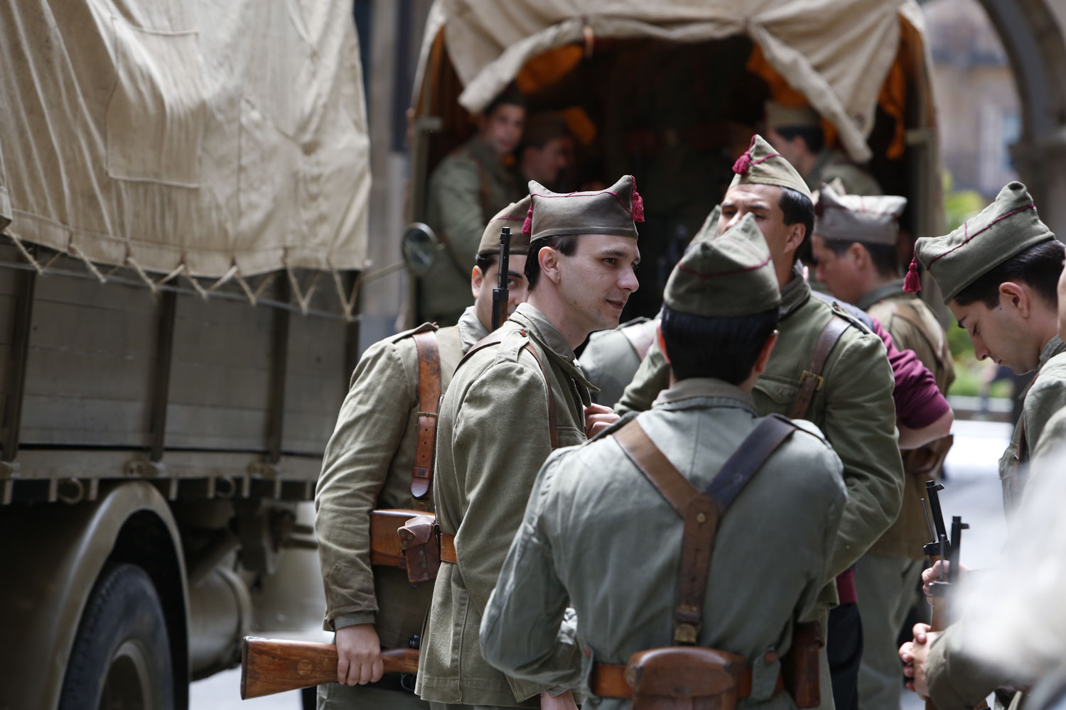 Fotos: Las tropas nacionales toman la Plaza Mayor de Salamanca durante elrodaje de Amenábar